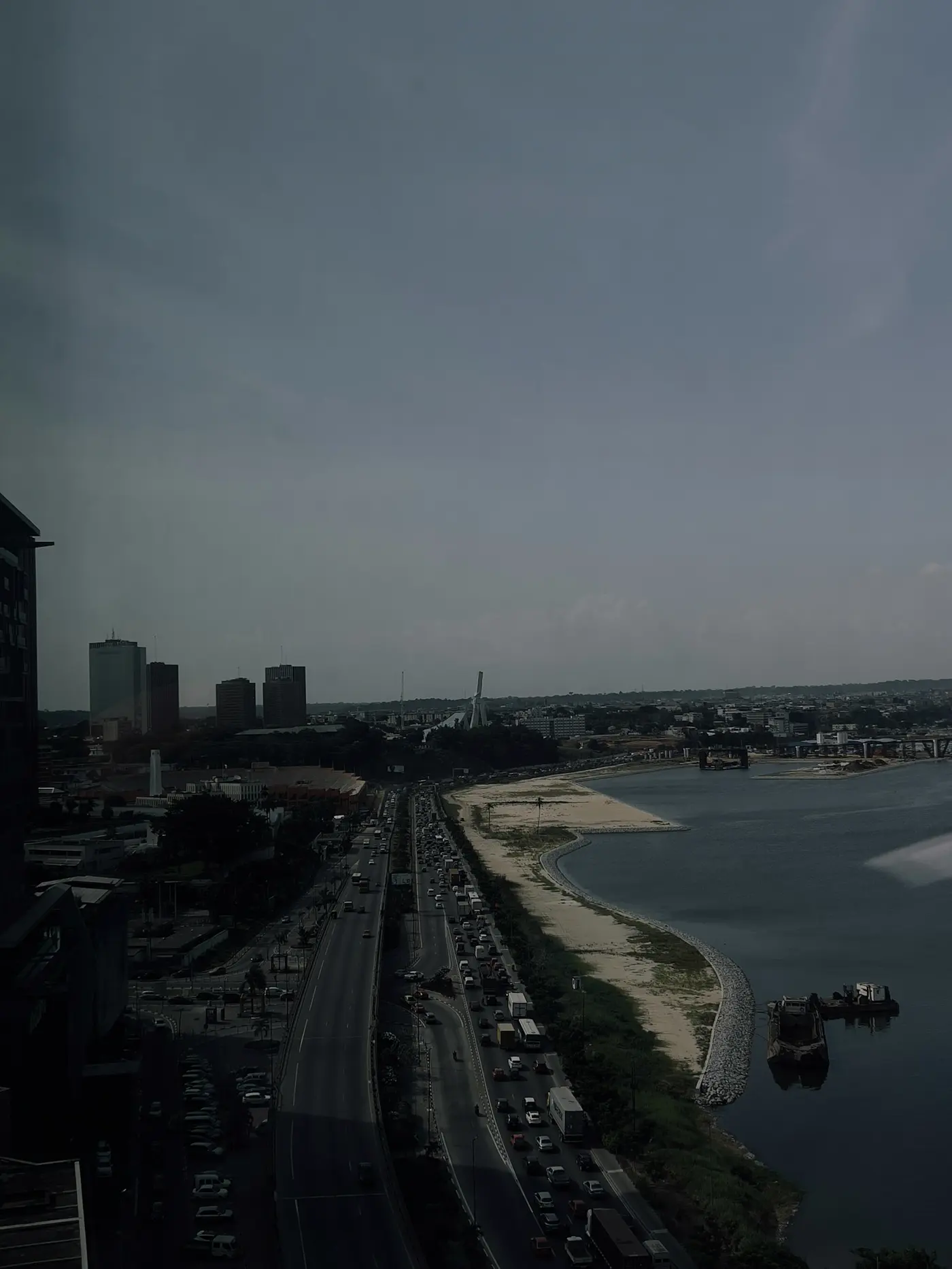Abidjan vue depuis la lagune, quartier d'affaires en arrière-plan